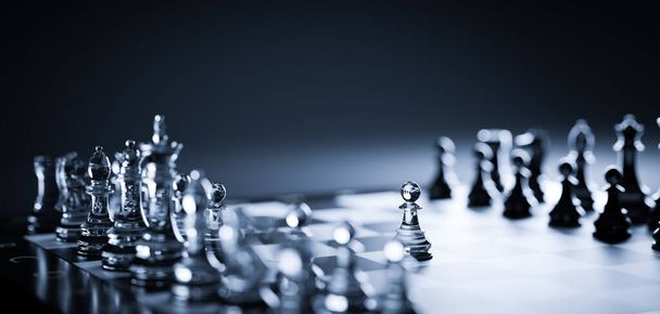 Sakk játék. Stratégiai kiszáradás. Terv és verseny koncepció. Fekete-fehér. - Fotó, kép