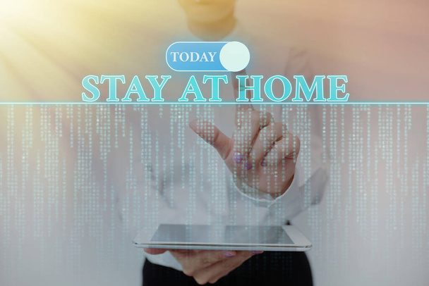 Szöveg felirat bemutatása Stay At Home. Üzleti áttekintés mozgás ellenőrzés, amely megakadályozza, hogy az egyének nyilvánosságra Lady Holding Tablet Pressing On Virtual Button megjelenítése Futuristic Tech. - Fotó, kép