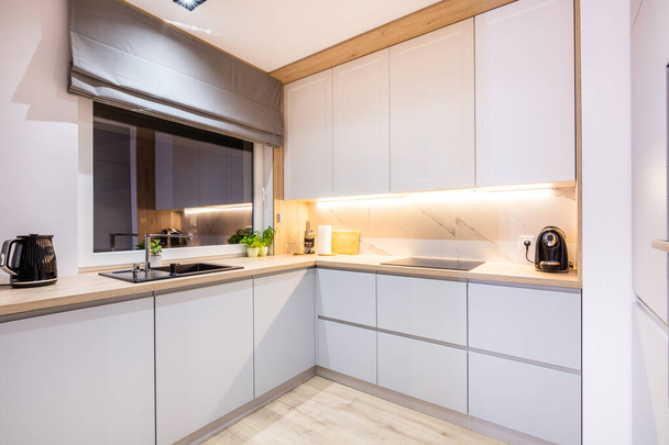 Meubles de cuisine dans un petit appartement moderne à louer. Design d'intérieur. - Photo, image