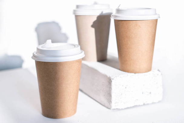 tazas de café para llevar hechas de material ecológico, cartón y tapas de plástico reutilizables. quitar el concepto de café y bebidas. estilo minimalista. - Foto, imagen
