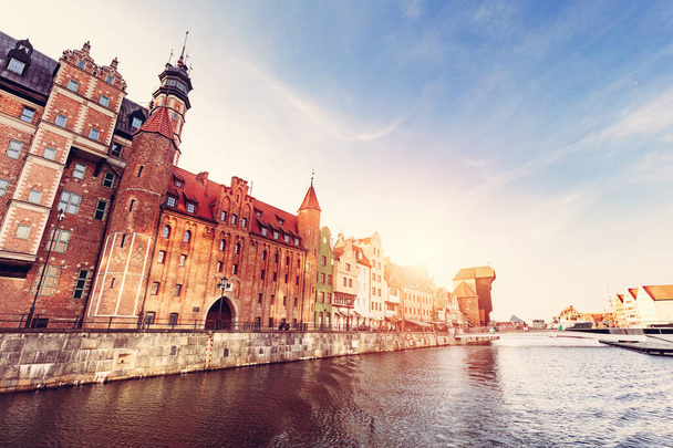 Stare Miasto Gdańska Gdańsk w Polsce. Żuraw i rzeka Motława - Zdjęcie, obraz