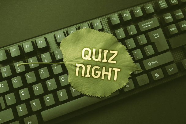 Tekst pisma Quiz Night. Biznes podejście wieczorem test wiedzy konkurs między osobami Programista Tworzenie nowego oprogramowania, Koder wpisując język programowania - Zdjęcie, obraz