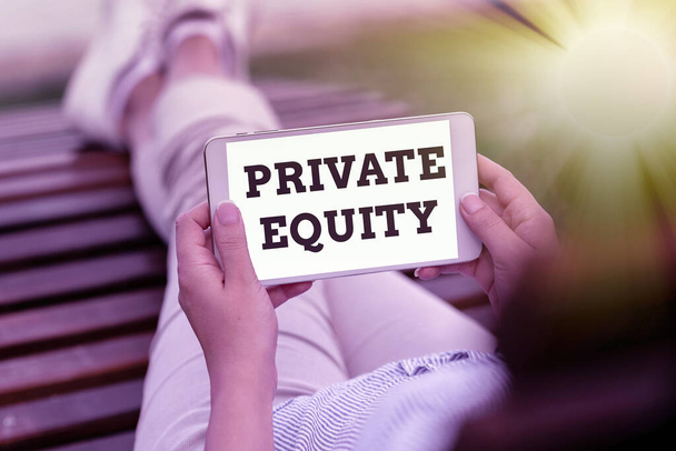 Znak firmowy Private Equity. Słowo Wpisany na komandytowo partnerstwa składające się z funduszy niebędących przedmiotem obrotu publicznego Voice And Video Calling Capabilities Łączenie ludzi razem - Zdjęcie, obraz