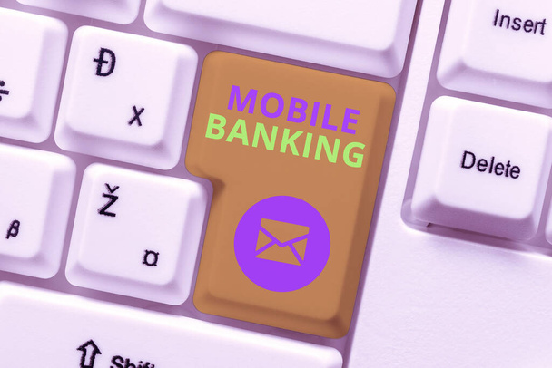 Κείμενο που δείχνει Mobile Banking. Επιχειρηματική έννοια για τη δημιουργία οικονομικών συναλλαγών με τη χρήση του smartphone Γράφοντας ενδιαφέροντα θέματα σε απευθείας σύνδεση, πληκτρολογώντας μηνύματα Annoucement Office - Φωτογραφία, εικόνα