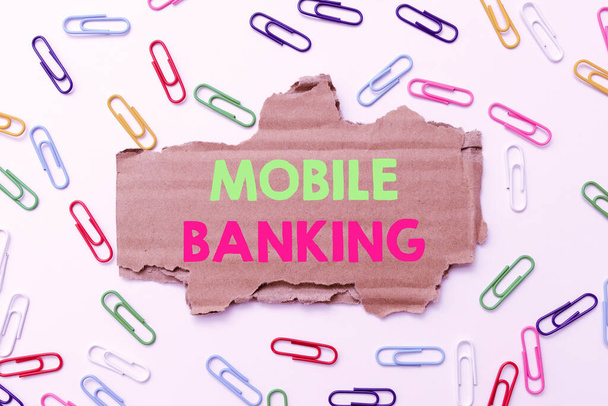 Inspiratie uithangbord Mobile Banking. Woord voor het maken van financiële transacties met het gebruik van smartphone Creative Home Recycling Ideeën en ontwerpen Concepten Trash To Cash Idee - Foto, afbeelding