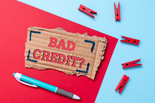 Kötü Kredi Sorusu sunan metin başlığı. İş fikri, kredilerin ödenmemesi nedeniyle kötü bir kredi notu Basit Ev Yapımı Fikirleri ve Kullanılmış Malzemeleri Geri Dönüşüm Tasarımları - Fotoğraf, Görsel