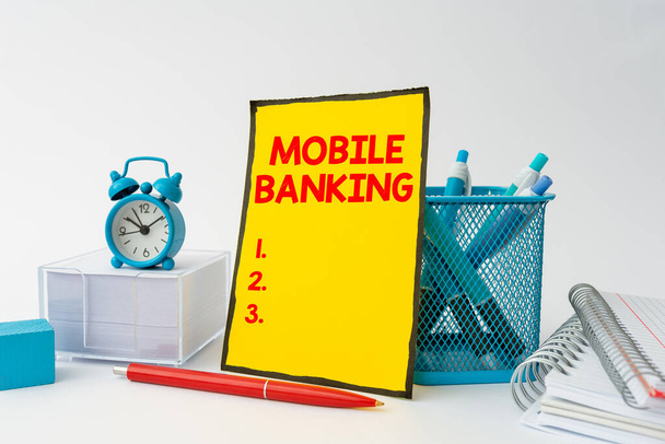 Pisanie wyświetlania tekstu Mobile Banking. Koncepcyjne zdjęcie do tworzenia transakcji finansowych z wykorzystaniem smartfona Tidy Workspace Setup Writing Desk Tools and Equipment Time Management - Zdjęcie, obraz