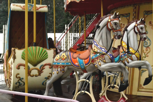 Carrousel européen vintage dans un parc. Faites le tour des chevaux. Carrousel de style rétro. - Photo, image