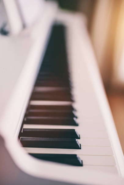 Класична біла клавіатура піаніно крупним планом
 - Фото, зображення