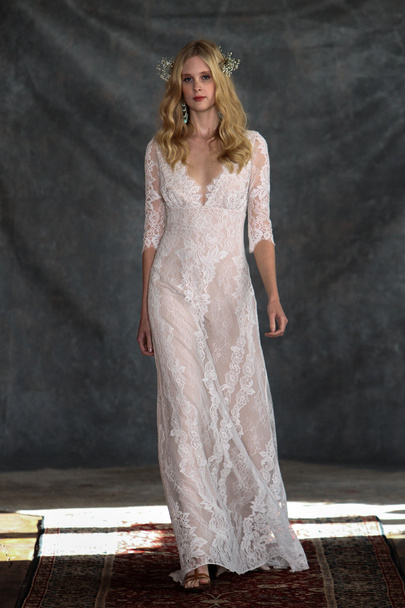 Model at Claire Pettibone collection show - Фото, зображення