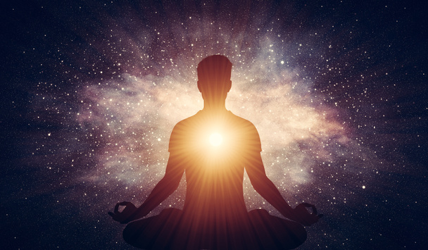 人と魂。ヨガ蓮は星雲銀河の背景に瞑想をポーズします。禅、精神的な幸福 - 写真・画像