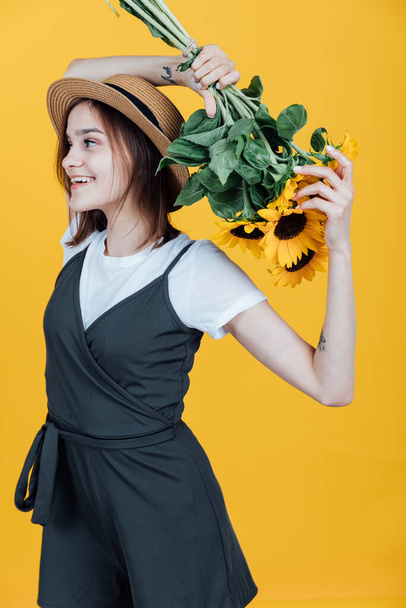 красива модна жінка з жовтими квітами соняшнику
 - Фото, зображення