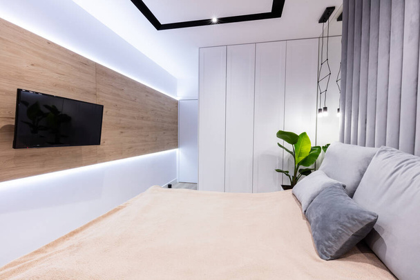 Stüdyo dairede rahat yatağı olan modern yatak odası. İç tasarım - Fotoğraf, Görsel