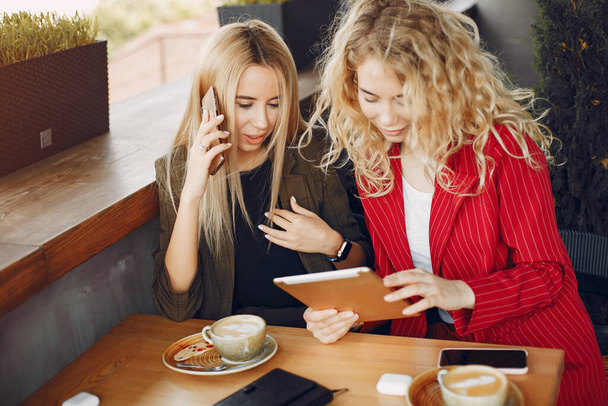 Two businesswomen working in a cafe - Foto, Imagem