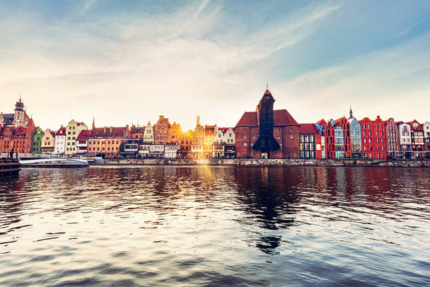 Polonya 'nın eski Gdansk Danzig kasabası. Zuraw vinci ve Motlawa nehri - Fotoğraf, Görsel
