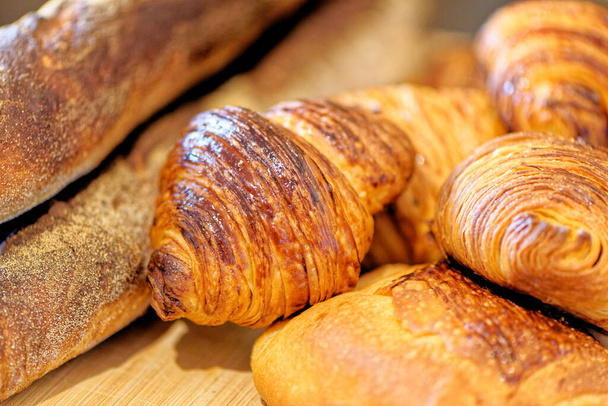 Erilaisia leivonnaisia Croissants, Pains au Chocolat ja ranskalaisia patonkeja - ranskalainen leipomo - Valokuva, kuva