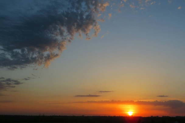 Красивий кольоровий захід сонця в небі, природний фон
 - Фото, зображення