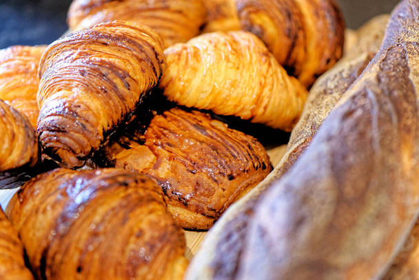 Sortimento de pastagens Croissants, Dores au Chocolat e baguetes franceses - padaria francesa - Foto, Imagem