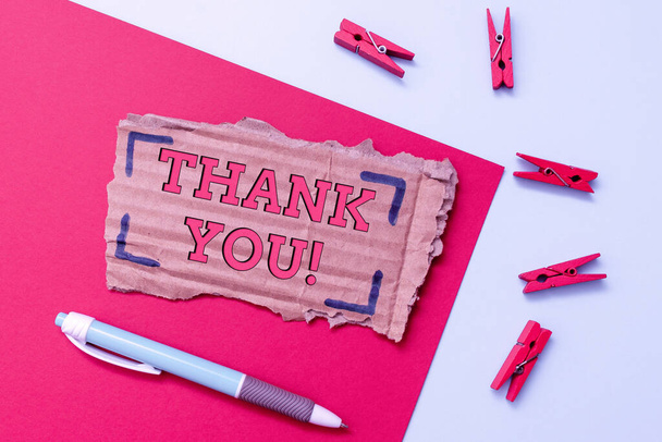 Вдохновение показывает знак "Спасибо". Обзор бизнеса вежливое выражение, чтобы признать подарок, обслуживание или комплимент Простые самодельные ремесленные идеи и проекты Переработка Подержанные материалы - Фото, изображение