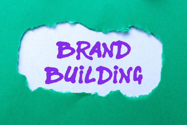 Χέρι γράφει σημάδι Brand Building. Εννοιολογική φωτογραφία ενίσχυση των πελατών s είναι γνώση πάνω από μια συγκεκριμένη επιχείρηση Ανακαλύπτοντας Νέα Ευκαιρία Νέες ιδέες Breakthrough Boundaries - Φωτογραφία, εικόνα