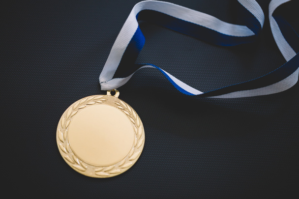 Medalha de ouro na almofada de veludo. Prêmio Jogos Olímpicos - Foto, Imagem