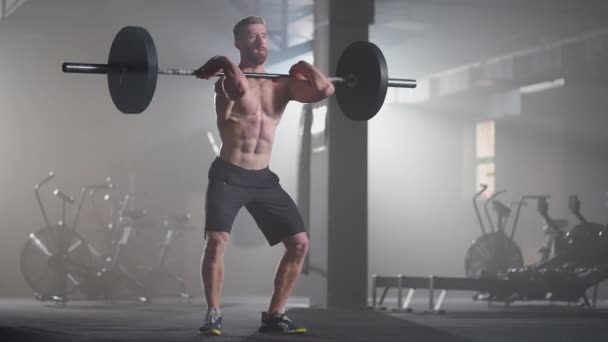 Αργή κίνηση: προπόνηση bodybuilder fitness man χρησιμοποιώντας barbell άρση βαρών άσκηση μυϊκή δύναμη αθλητή άρση βαρέων βαρών κάνει καταλήψεις στην πρακτική γυμναστήριο απολαμβάνοντας υγιεινό τρόπο ζωής - Πλάνα, βίντεο