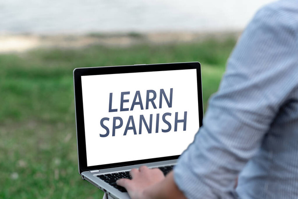 Εννοιολογική λεζάντα Μάθετε ισπανικά. Επιχειρηματική ιδέα για την κατάρτιση γραπτώς και μιλώντας την εθνική γλώσσα της Ισπανίας Voice and Video Calling Capabilities Σύνδεση ανθρώπων μαζί - Φωτογραφία, εικόνα
