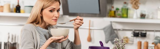 mujer rubia desayunando en la cocina, pancarta - Foto, Imagen