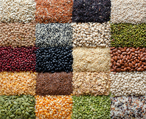 袋や暗いトーンで天然穀物や穀物の種の様々な種類,きれいな食品原料や農産物のコンセプトのための - 写真・画像