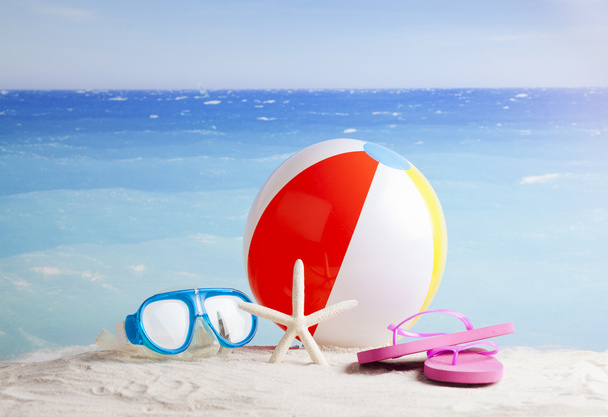 Accessoires de plage avec ballon de plage, lunettes de soleil et étoile de mer
 - Photo, image