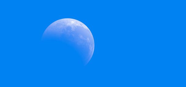青い空だ。半分は、満月ワックスエクアノックス惑星地球の日。クレセント・ギブスとは。ベクトル月明かり、夜の占星術のシンボルやアイコンフェーズ太陽食。大きな月. - 写真・画像