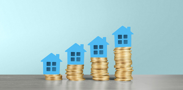 Modelo de casa en miniatura se burlan de las monedas. concepto de inversión inmobiliaria inmobiliaria - Foto, imagen