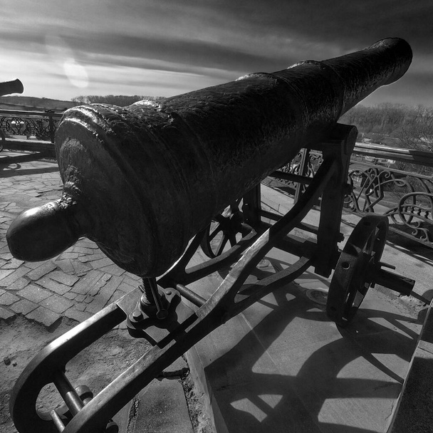 An old artillery piece on a rampart in Chernigov. - Photo, Image