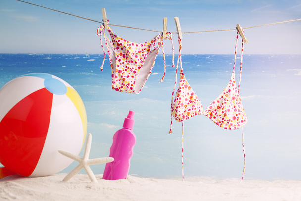 plážové doplňky s beach ball, sluneční brýle a hvězdice - Fotografie, Obrázek