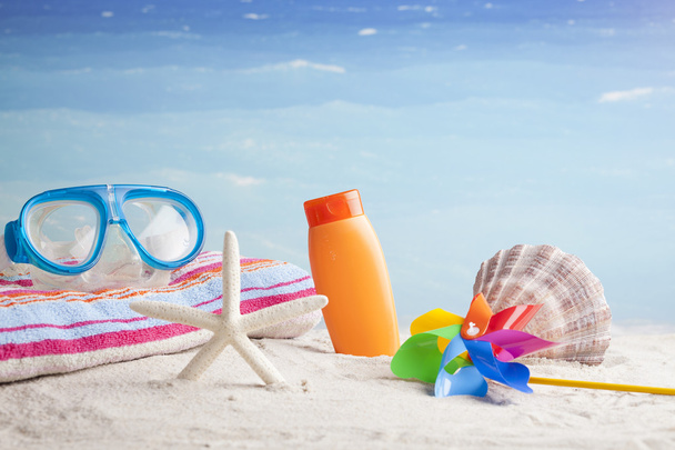 Snorkel mask and beach accessories - Foto, afbeelding