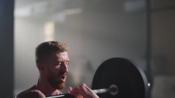 Zeitlupe: Fitness Man Bodybuilder Training mit Langhantel Gewichtheben Übung Muskelsportler Kraftheben Schwergewicht Kniebeugen in der Praxis genießen gesunden Lebensstil - Filmmaterial, Video