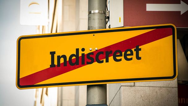 Straßenschild weist den Weg zu diskret versus indiskret - Foto, Bild