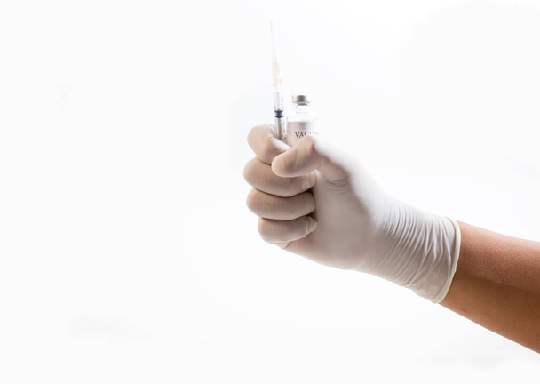 Close-up van verpleegkundige / arts hand met een plastic spuit, medische injectie in de hand. Een spuit is een kleine buis - Foto, afbeelding