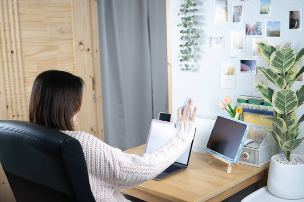 азіатська жінка використовує ноутбук та Інтернет для конференції онлайн і працює з дому
 - Фото, зображення