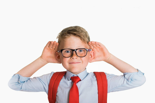 Дитячий хлопчик чує деякі новини. Шкільна допитливість дітей. Здоров'я глухих і учнів. Пошепки таємниці для вуха. здивовані цікаві плітки
 - Фото, зображення