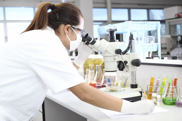 θηλυκοί επιστήμονες χρησιμοποιώντας μικροσκόπια στο εργαστήριο - Φωτογραφία, εικόνα