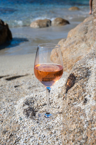 Hora de verão em Provence, copo de vinho rosa frio na praia de areia perto de Saint-Tropez em dia ensolarado, departamento de Var, França - Foto, Imagem