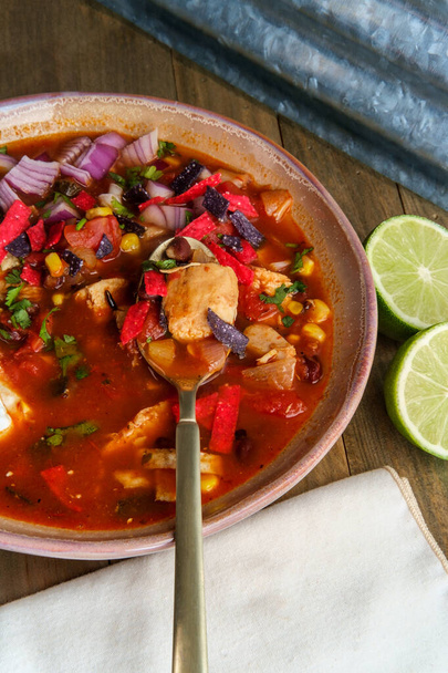 Μεξικάνικη σούπα τάκος κοτόπουλο με μαύρα φασόλια και άγριο ρύζι - Φωτογραφία, εικόνα
