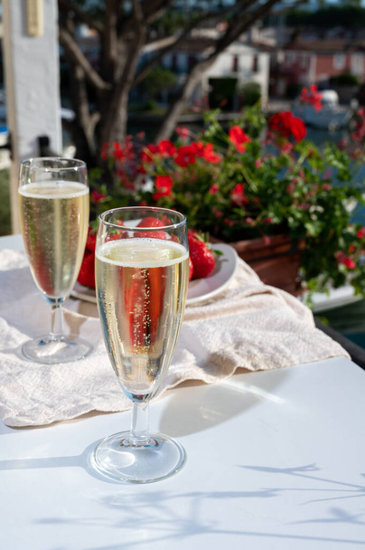 Festa estiva, versamento di champagne spumante brut francese in bicchieri nel porto yacht di Port Grimaud vicino a Saint-Tropez, vacanza Costa Azzurra, Francia - Foto, immagini