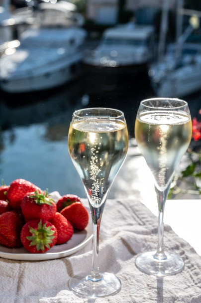 Letní večírek, pití francouzského brut šampaňského šumivého vína ve sklenicích v jachtě přístavu Port Grimaud u Saint-Tropez, dovolená na Francouzské riviéře, Francie - Fotografie, Obrázek