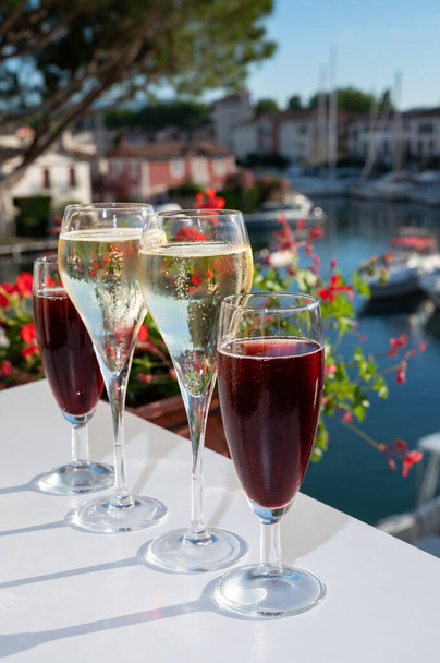 Nyári party kir királyi koktéllal, francia brut pezsgő pezsgő kóstoló és hideg Creme cassis poharakban Port Grimaud jachtkikötőjében Saint-Tropez közelében, Francia Riviéra nyaralás, Franciaország - Fotó, kép