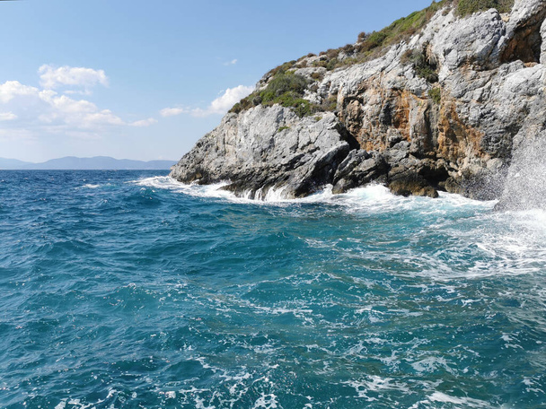 Kilátás a hullámok az Égei-tenger és fantasztikus sziklák. Törökország, Kusadasi - Fotó, kép