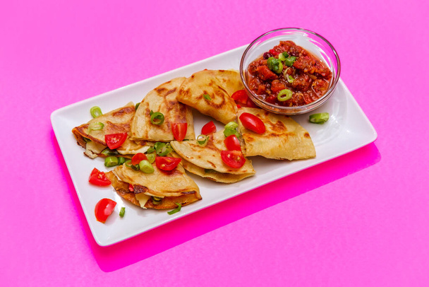 Modern pop art vegetáriánus mexikói bors jack sajt quesadillas fekete bab salsa élénk színes rózsaszín háttér - Fotó, kép