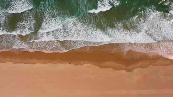 Letecký záznam prázdné pláže v Lagosu v Portugalsku. Ptačí oko pohled drone shot ukazuje široký pohled na velké vlny a tyrkysový oceán. - Záběry, video