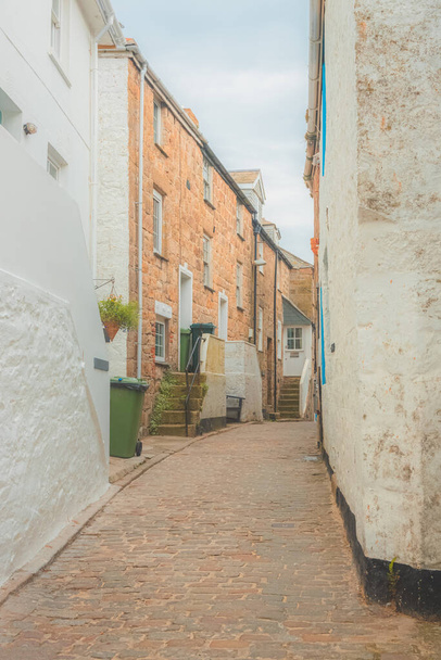 Ruhige Seitenstraße in der malerischen historischen Altstadt des malerischen Küstenortes St Ives, Cornwall, England, Großbritannien. - Foto, Bild